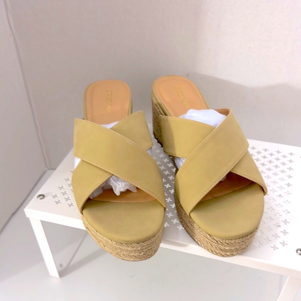 Pizz Annu Women's Tan 2.5” Wedge Heels Sandals Size 10 Slip On - Picture 2 of 7